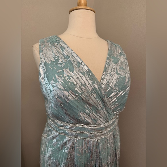 Plus Dress 🩵 - Picture 3 of 12